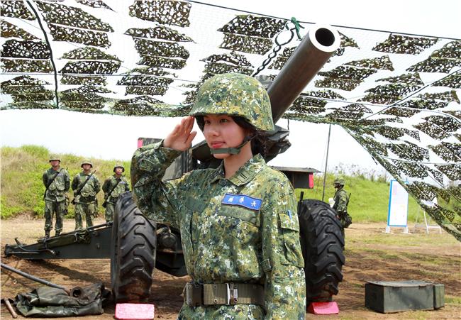 陸軍澎防部混砲營一連中尉輔導長李宛庭，獲拍2016年度5月份形象月曆主角，仍然要與部隊弟兄共同接受155榴的陣地操練，及砲班訓練很辛苦。（記者邱榮吉/澎湖攝影）