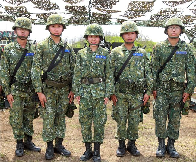 陸軍澎防部混砲營一連中尉輔導長李宛庭，獲拍2016年度5月份形象月曆主角，仍然要與部隊弟兄共同接受155榴的陣地操練，及砲班訓練很辛苦。（記者邱榮吉/澎湖攝影）