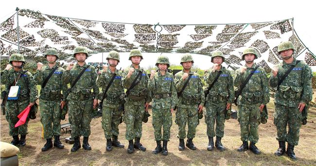 陸軍澎防部混砲營一連中尉輔導長李宛庭，獲拍2016年度5月份形象月曆主角，仍然要與部隊弟兄共同接受155榴的陣地操練，及砲班訓練很辛苦。（記者邱榮吉/澎湖攝影）