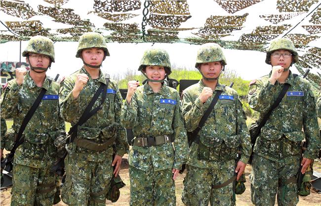 陸軍澎防部混砲營一連中尉輔導長李宛庭，獲拍2016年度5月份形象月曆主角，仍然要與部隊弟兄共同接受155榴的陣地操練，及砲班訓練很辛苦。（記者邱榮吉/澎湖攝影）