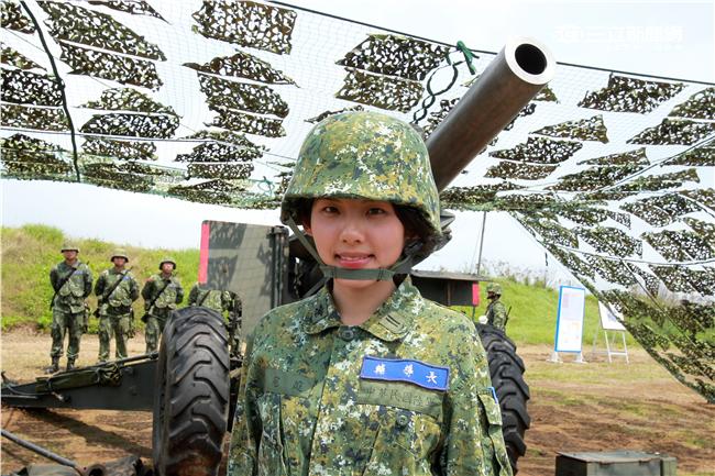 陸軍澎防部混砲營一連中尉輔導長李宛庭，獲拍2016年度5月份形象月曆主角，仍然要與部隊弟兄共同接受155榴的陣地操練，及砲班訓練很辛苦。（記者邱榮吉/澎湖攝影）