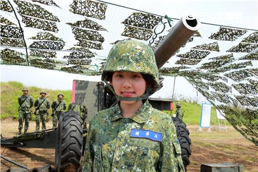 陸軍澎防部混砲營一連中尉輔導長李宛庭，獲拍2016年度5月份形象月曆主角，仍然要與部隊弟兄共同接受155榴的陣地操練，及砲班訓練很辛苦。（記者邱榮吉/澎湖攝影）