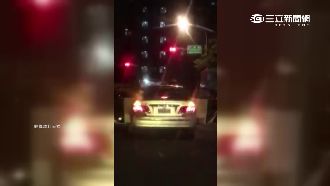 影／轎車擋道不給超　竟左右車門全開