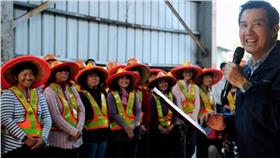 今（1）天是五一勞動節，馬英九總統在臉書發文指出，勞工，是台灣經濟發展的重要推手，沒有各行各業的勞工朋友勤奮打拚，就沒有安定繁榮的台灣。
