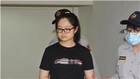 PD
謝依涵更二審出庭
八里雙屍案被告謝依涵（左）一審遭判死刑，25日更二
審開庭，圖為謝依涵開庭前被法警戒護進高院。
中央社記者王飛華攝　105年4月25日