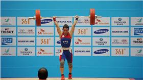 LF
舉重亞錦賽  郭婞淳總和摘金
在烏茲別克進行的舉重亞錦賽，台灣女將郭婞淳26日在
58公斤級以總和238公斤摘下金牌。圖為郭婞淳2014年
仁川亞運出賽情形。
（資料照片）
中央社記者李宇政攝  105年4月26日