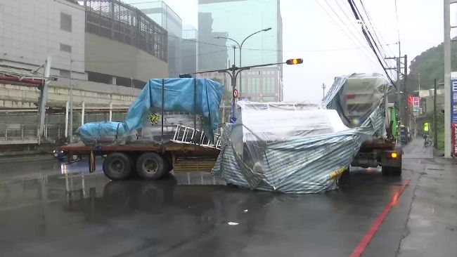 聯結車閃機車急煞　車上參展機台甩飛