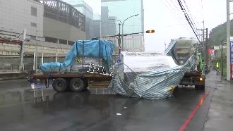 聯結車閃機車急煞　車上參展機台甩飛