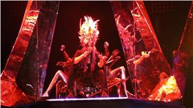 VF
阿妹大馬演唱會　嗨翻近2萬歌迷　
張惠妹「烏托邦」巡迴演唱會30日晚在吉隆坡舉行，吸
引1萬8000名歌迷，阿妹在出場時以「阿密特」身分凌
空出現，立即讓現場歌迷嗨翻。
中央社記者郭朝河吉隆坡攝  105年5月1日