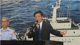 LG
農委會宣示護漁
行政院農委會遠洋漁業組長林頂榮（右）1日在漁訓貳
號出航護漁前，宣示護漁。
中央社記者王淑芬攝 105年5月1日