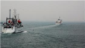 PD
沖之鳥礁事件 護漁行動高雄啟航（3）
沖之鳥礁事件延燒，海巡署「巡護九號」（後）、農委
會「漁訓貳號」（前）1日在高雄啟航，馳往沖之鳥礁
附近公海執行巡護任務，展現政府護漁決心。
中央社記者程啟峰高雄攝  105年5月1日