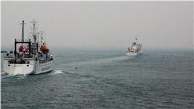 PD
沖之鳥礁事件 護漁行動高雄啟航（3）
沖之鳥礁事件延燒，海巡署「巡護九號」（後）、農委
會「漁訓貳號」（前）1日在高雄啟航，馳往沖之鳥礁
附近公海執行巡護任務，展現政府護漁決心。
中央社記者程啟峰高雄攝  105年5月1日