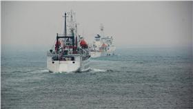 PD
沖之鳥礁事件 護漁行動高雄啟航（1）
沖之鳥礁事件延燒，海巡署「巡護九號」（後）及農委
會「漁訓貳號」（前）1日在高雄啟航，馳往沖之鳥礁
附近公海執行巡護任務，展現政府護漁決心。
中央社記者程啟峰高雄攝  105年5月1日