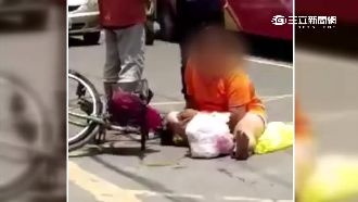 擦撞倒地悠哉吃雞塊！目擊者疑假車禍