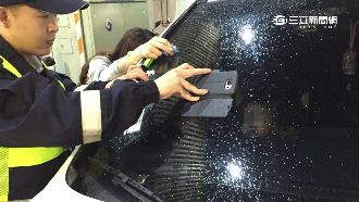 粗心媽誤把兒鎖車內　警用佩佩豬安撫