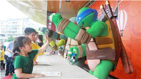 ▲忍者龜與小小兒童擊掌加油（圖／棒協提供）