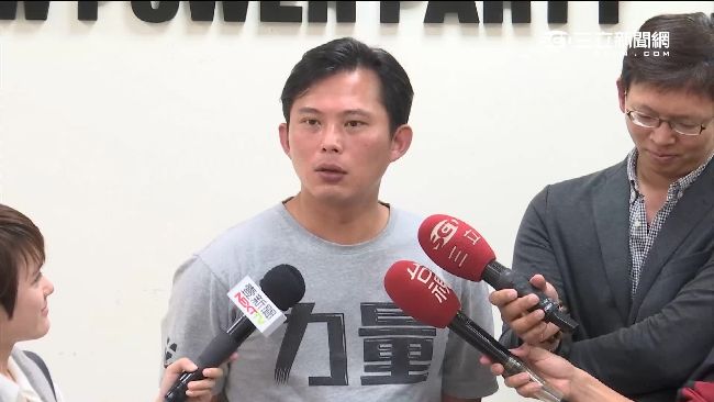 沾女助理遭盯上？黃國昌遭狗仔跟拍
