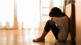 兒童小孩小朋友孤單寂寞（shutterstock／達志影像）