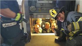 消防隊員救警察。（圖／翻攝自Gregg Favre推特）