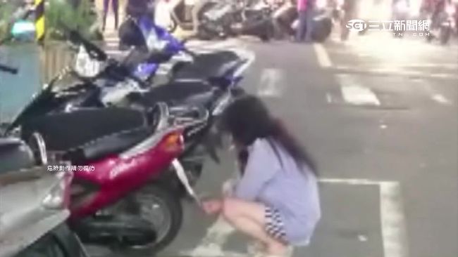 女路邊點火燒機車　民眾驚嚇以為縱火