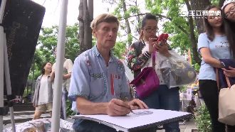 台灣人崇洋媚外？老外擺攤人潮多