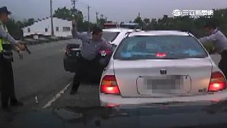 毒蟲偷車逃亡　警包抄拔槍喝令投降