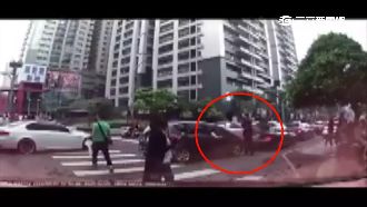 插隊硬闖停車場　女駕踩油門撞服務員