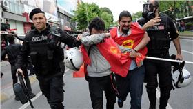 勞動節示威爆衝突　土警逮200多人／路透社