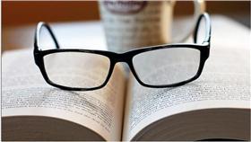 眼鏡－flickr-Camera Eye Photography-https://www.flickr.com/photos/camera_is_a_mirror_with_memory/6628934195/