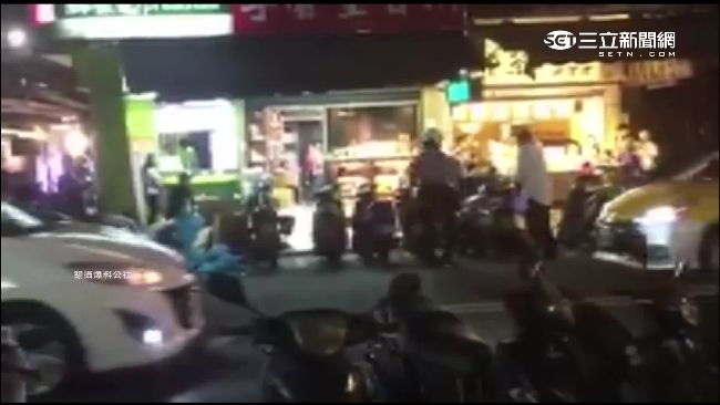 阿伯酒後鬧夜市打老外　逼警拔槍壓制