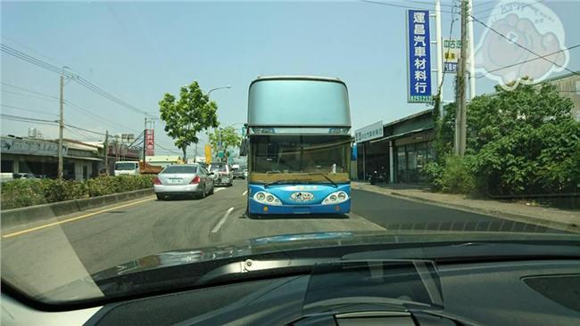 遊覽車「迎面撞」　網友嚇得美丁美當