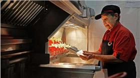 麥當勞阿嬤級員工 92歲照樣炸薯條

圖／新加坡「海峽時報」官網