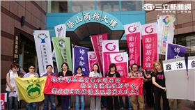 婦女和性別團體前往民進黨中央黨部大樓舉行記者會，抗議內閣女性比例創近年來新低（圖／婦女新知提供）