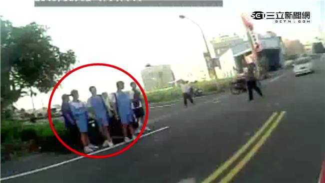 婦人遭狗撞摔車　4名國中生熱心協助