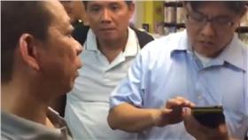 鄭性澤學使用智慧型手機　（圖／翻攝自陳冠宇臉書）