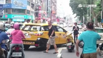 騎車轉彎不打燈　運將下鉤拳扁騎士