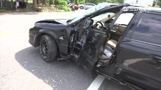 轎車擦撞機車　砰！騎士被彈飛送命