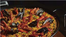 《今晚，來西班牙開飯！Pablo主廚的家庭風味料理X經典小食》。（圖／尖端出版提供）