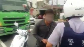 挑砂石車賴假車禍　一秒軟腿討醫藥費