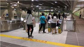 台北捷運公司今（4）日表示，為維護大家乘車權益及公平正義使用者付費原則，北捷各車站持續稽查並取締蓄意尾隨其他旅客進站逃票及冒用敬老愛心卡等違規行為