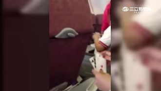 不怕丟臉？台灣大媽搭機玩牌、賭錢