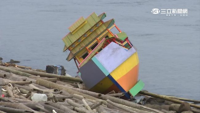 東石岸邊現「法船」　民俗專家：快燒