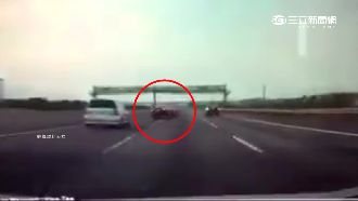 無照男超車失敗　自撞護欄失控翻車