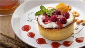 ▲跟日本東京同步　非吃不可的五月限定椰香彩莓厚鬆餅（圖／「杏桃鬆餅屋）