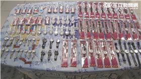 警方查扣142只愛其華仿冒手錶（翻攝畫面）