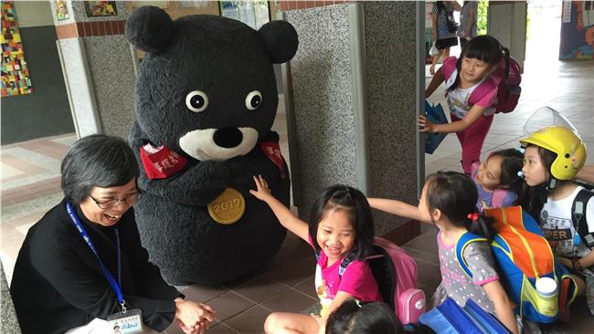 有熊出沒！校園導護讓孩子們都驚呆了