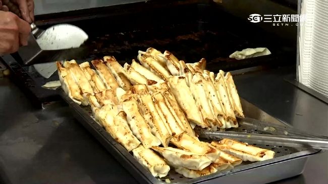 人行道磨鍋鏟　知名鍋貼店挨轟不衛生