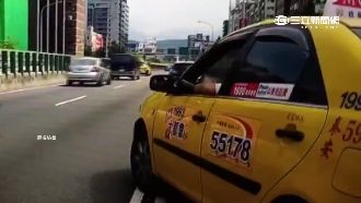 小黃高架橋上惡意逼車　還拿棍棒攻擊