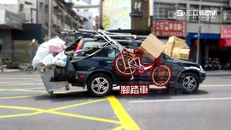 超狂阿伯！紙箱擋住視線「車子照開」