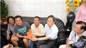 行政院長張善政致贈慰問金給東聖吉16號船長。行政院提供